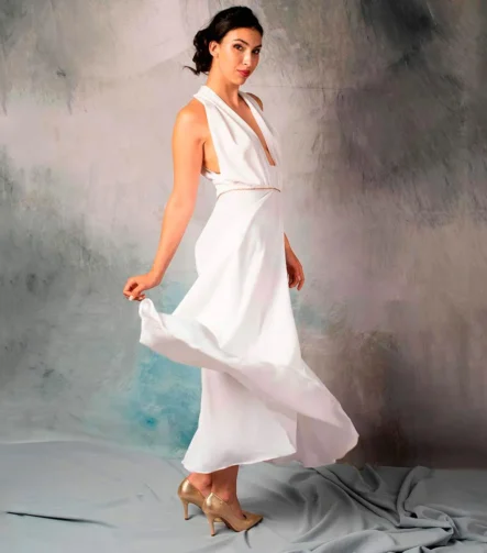 Vestido con escote pronunciado