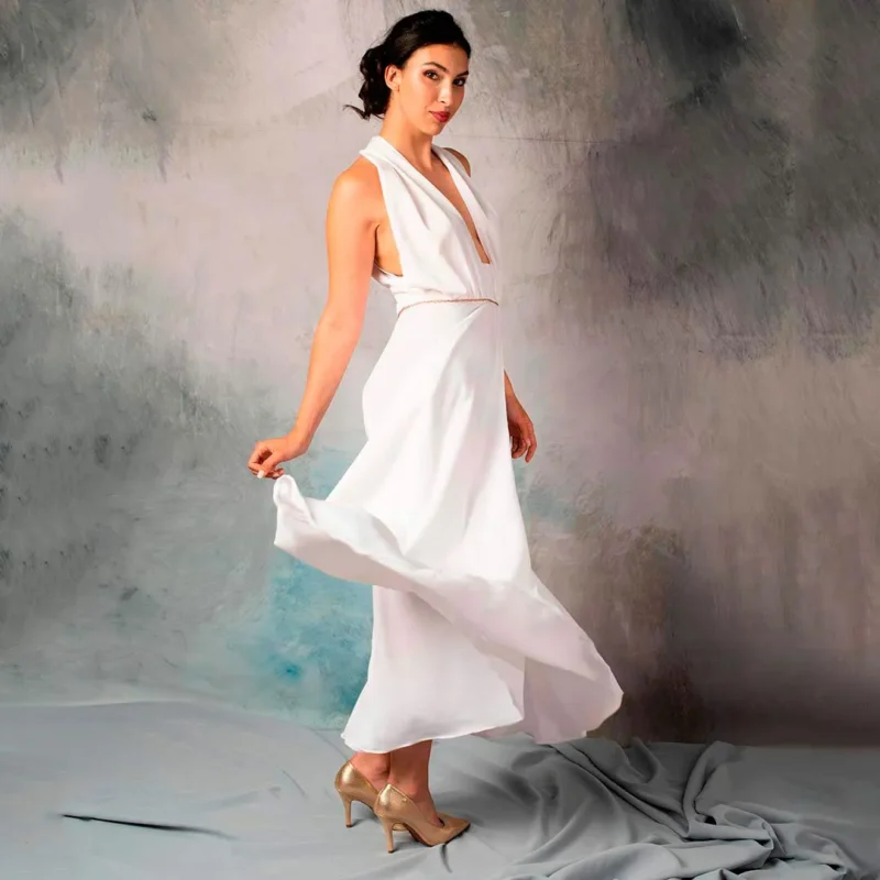 Vestido con escote pronunciado