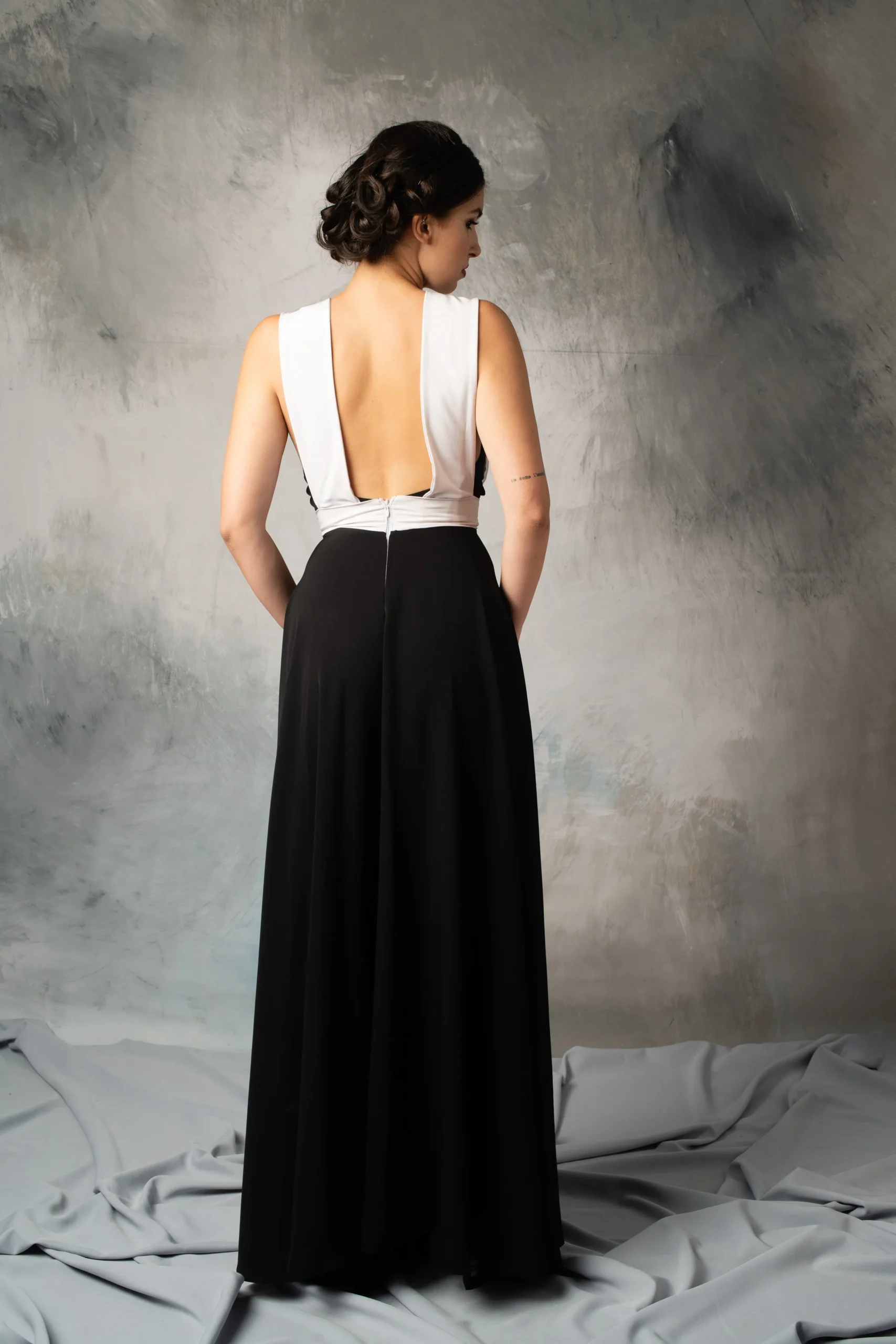 Vestido con espalda abierta