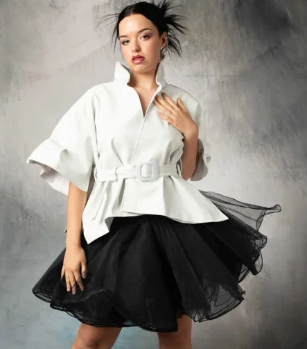 Chaqueta blanca con cinturón
