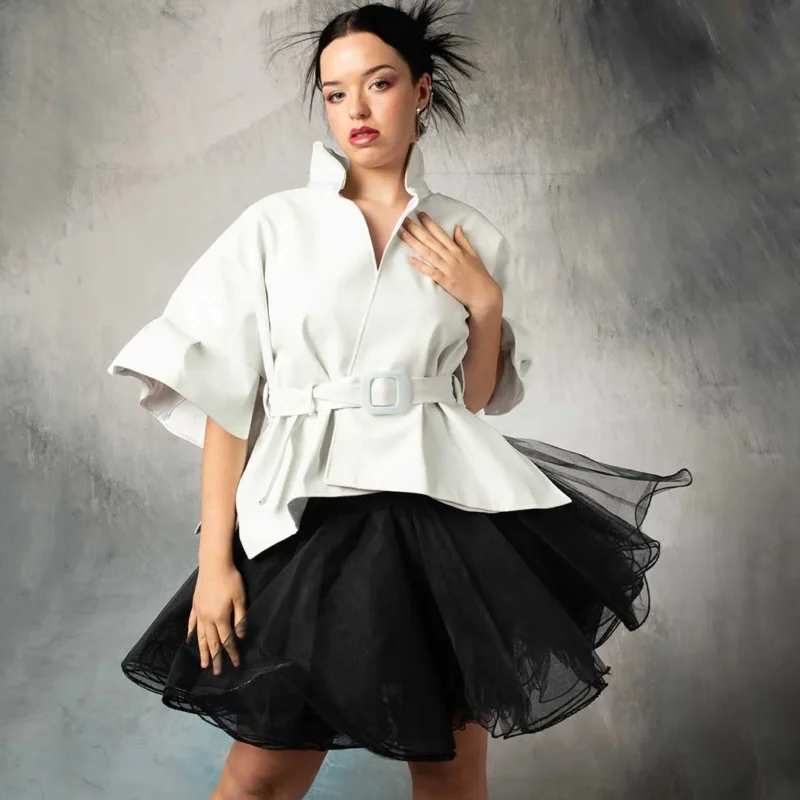 Chaqueta blanca con cinturón