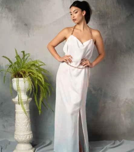 Vestido con cadenas